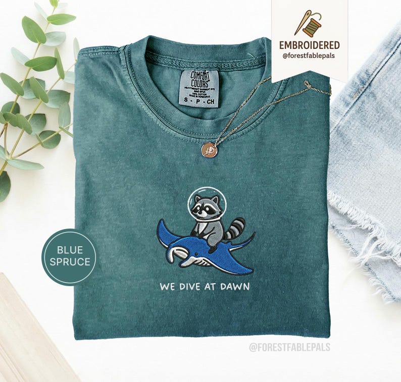 Chemise brodée de raies manta raton laveur - Nous plongeons à l'aube, chemise drôle d'animal de l'océan, t-shirt mignon de raton laveur, cadeau de la vie marine, Comfort Colors® Blue Spruce