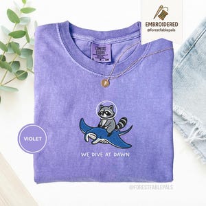 Chemise brodée de raies manta raton laveur - Nous plongeons à l'aube, chemise drôle d'animal de l'océan, t-shirt mignon de raton laveur, cadeau de la vie marine, Comfort Colors® Violet