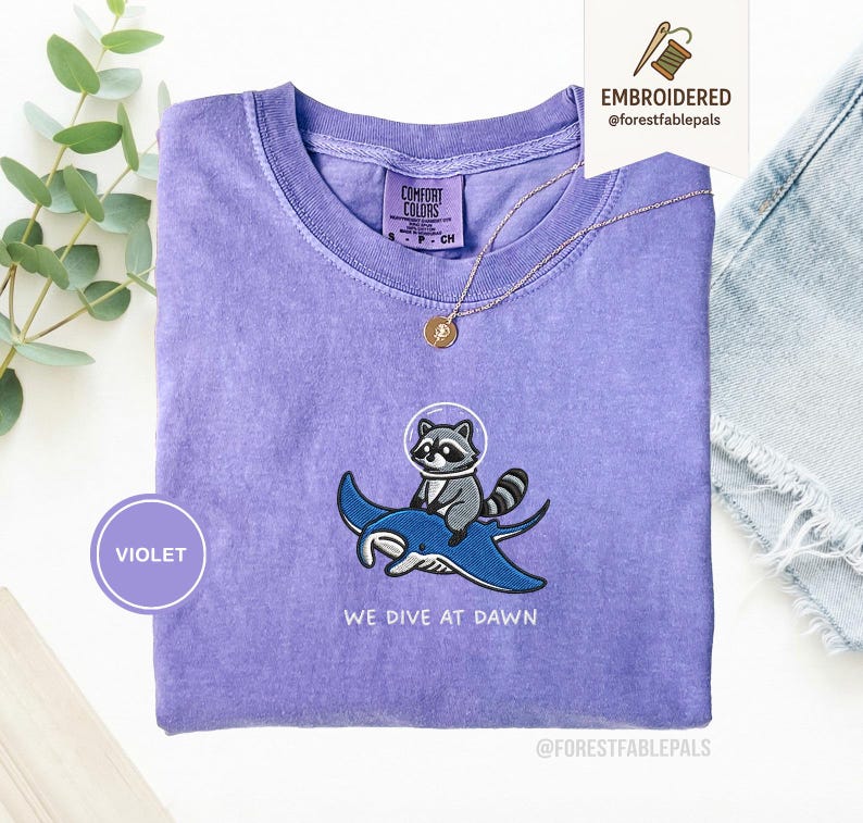 Chemise brodée de raies manta raton laveur - Nous plongeons à l'aube, chemise drôle d'animal de l'océan, t-shirt mignon de raton laveur, cadeau de la vie marine, Comfort Colors® Violet