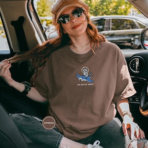 Chemise brodée de raies manta raton laveur - Nous plongeons à l'aube, chemise drôle d'animal de l'océan, t-shirt mignon de raton laveur, cadeau de la vie marine, Comfort Colors® Espresso