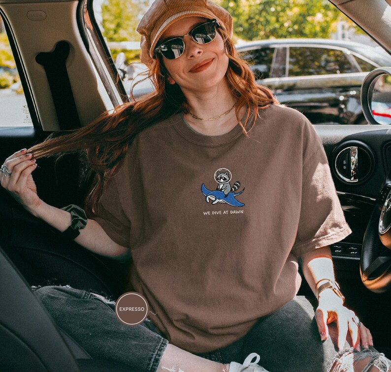 Chemise brodée de raies manta raton laveur - Nous plongeons à l'aube, chemise drôle d'animal de l'océan, t-shirt mignon de raton laveur, cadeau de la vie marine, Comfort Colors® Espresso