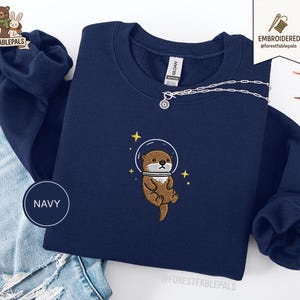 Raum Seeotter Sweatshirt, bestickter Otter Pullover, süßes kosmisches Tier Sweatshirt, Seeotter Liebhaber Geschenk, süßes Tier Sweatshirt Navy