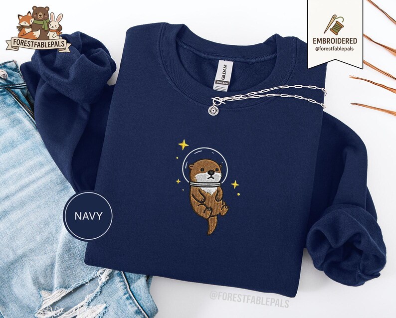 Raum Seeotter Sweatshirt, bestickter Otter Pullover, süßes kosmisches Tier Sweatshirt, Seeotter Liebhaber Geschenk, süßes Tier Sweatshirt Navy