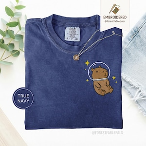 T-shirt Capybara spatial - chemise Capybara brodée, t-shirt animal cosmique mignon, chemise couleurs confort, cadeau pour amateur de Capybara, chemise animal rigolote True Navy