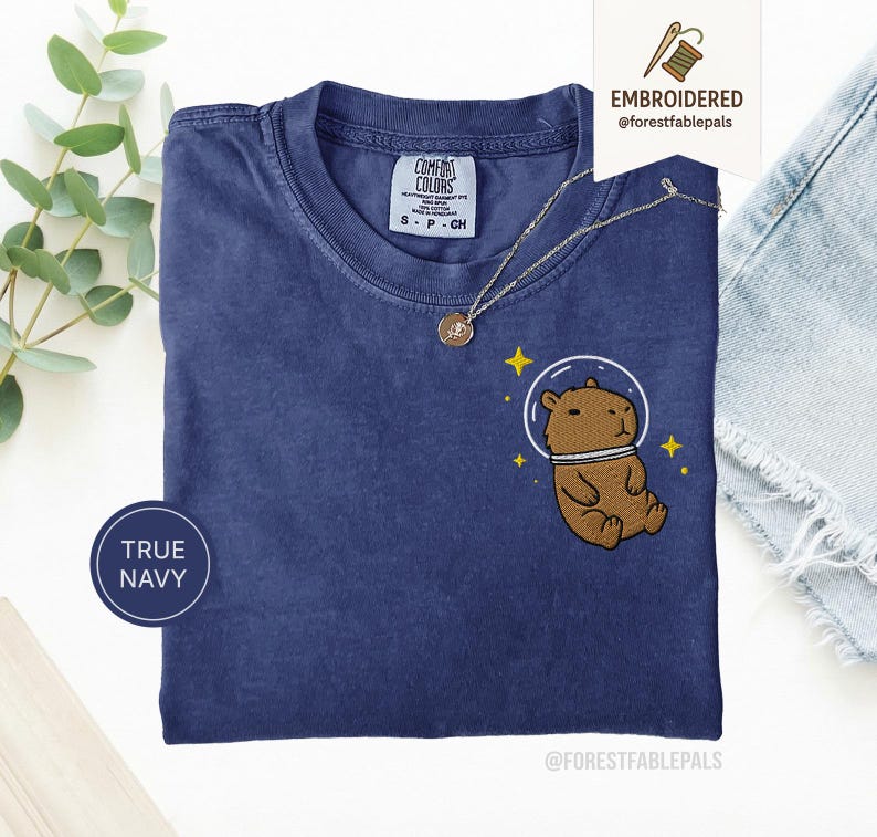 T-shirt Capybara spatial - chemise Capybara brodée, t-shirt animal cosmique mignon, chemise couleurs confort, cadeau pour amateur de Capybara, chemise animal rigolote True Navy