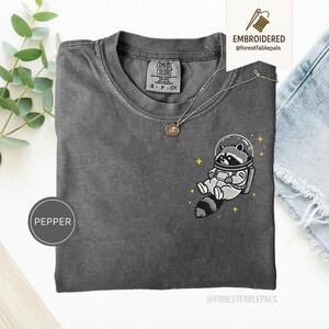 宇宙アライグマTシャツ、刺繍入りおもしろアライグマシャツ、かわいい宇宙動物Tシャツ、コンフォートカラーシャツ、アライグマ好きへのギフト、かわいい動物シャツ Pepper
