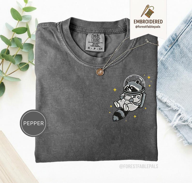 宇宙アライグマTシャツ、刺繍入りおもしろアライグマシャツ、かわいい宇宙動物Tシャツ、コンフォートカラーシャツ、アライグマ好きへのギフト、かわいい動物シャツ Pepper