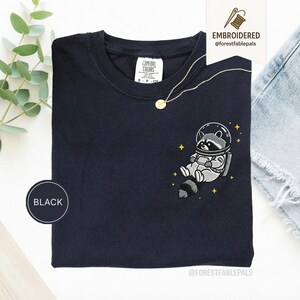 宇宙アライグマTシャツ、刺繍入りおもしろアライグマシャツ、かわいい宇宙動物Tシャツ、コンフォートカラーシャツ、アライグマ好きへのギフト、かわいい動物シャツ Black