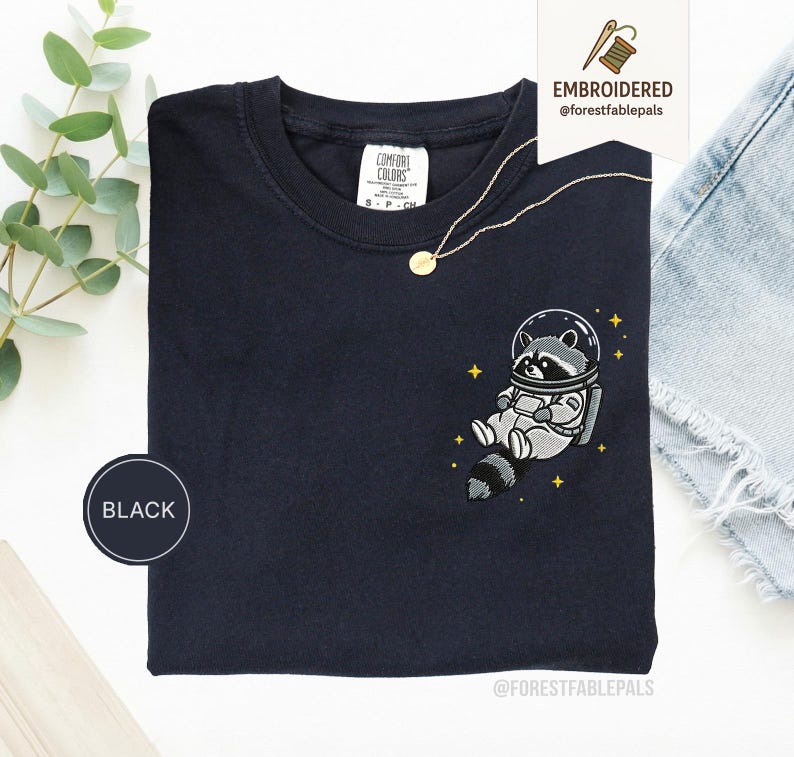 宇宙アライグマTシャツ、刺繍入りおもしろアライグマシャツ、かわいい宇宙動物Tシャツ、コンフォートカラーシャツ、アライグマ好きへのギフト、かわいい動物シャツ Black