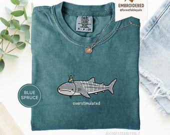 Überreizter Partyhut Walhai Gesticktes Komfort Farben T-Shirt, Lustiges Weirdcore Hai Shirt, Neurodiversent Geschenk, Walhai Geschenk