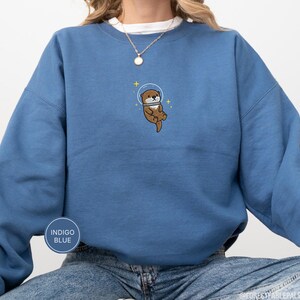 Raum Seeotter Sweatshirt, bestickter Otter Pullover, süßes kosmisches Tier Sweatshirt, Seeotter Liebhaber Geschenk, süßes Tier Sweatshirt Bild 6