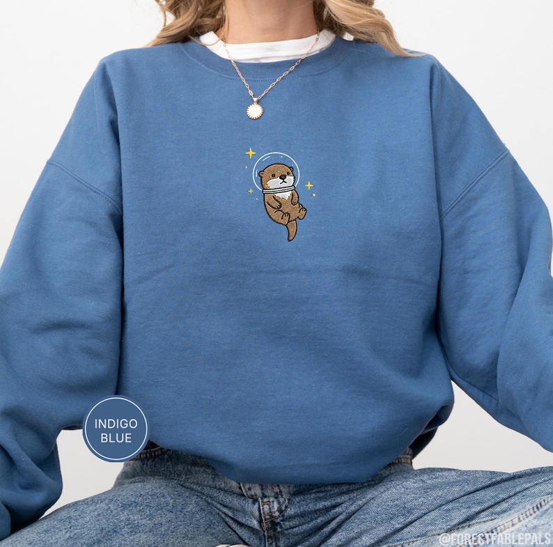 Raum Seeotter Sweatshirt, bestickter Otter Pullover, süßes kosmisches Tier Sweatshirt, Seeotter Liebhaber Geschenk, süßes Tier Sweatshirt Bild 6