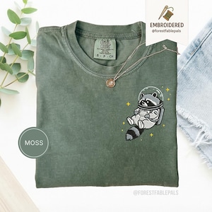 宇宙アライグマTシャツ、刺繍入りおもしろアライグマシャツ、かわいい宇宙動物Tシャツ、コンフォートカラーシャツ、アライグマ好きへのギフト、かわいい動物シャツ Moss