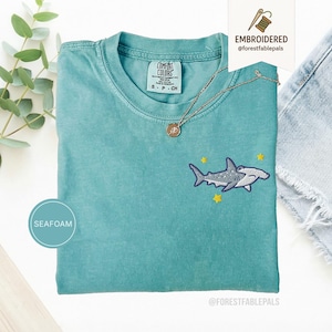 Hammerhead Shark broderad t-shirt med komfortfärger, djurtröja, söt sommarstrand-t-shirt, havsälskare-tröja, söt broderad t-shirt, hav