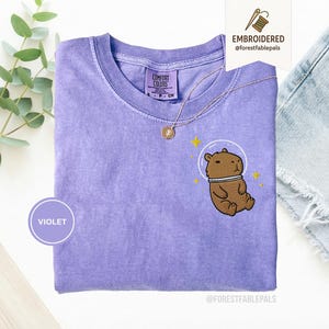 T-shirt Capybara spatial - chemise Capybara brodée, t-shirt animal cosmique mignon, chemise couleurs confort, cadeau pour amateur de Capybara, chemise animal rigolote Violet