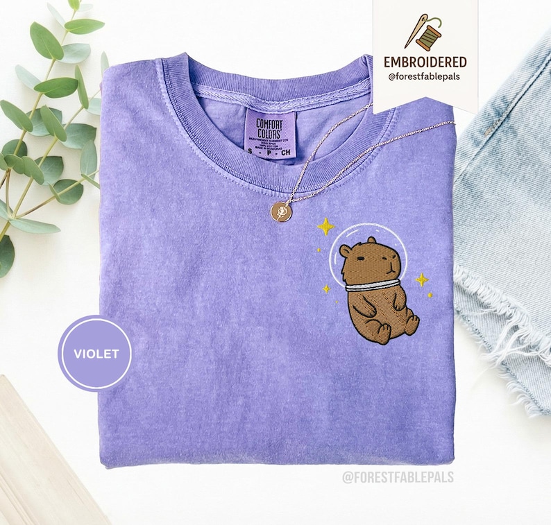T-shirt Capybara spatial - chemise Capybara brodée, t-shirt animal cosmique mignon, chemise couleurs confort, cadeau pour amateur de Capybara, chemise animal rigolote Violet