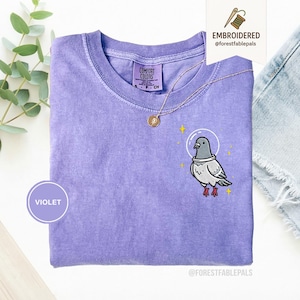 Maglietta con piccione spaziale, maglietta con piccione divertente ricamato, maglietta con simpatico animale cosmico, maglietta Comfort Colors, regalo per amanti dei piccioni, maglietta con animale carino Violet