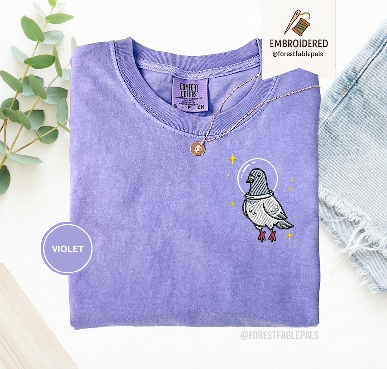 Maglietta con piccione spaziale, maglietta con piccione divertente ricamato, maglietta con simpatico animale cosmico, maglietta Comfort Colors, regalo per amanti dei piccioni, maglietta con animale carino Violet