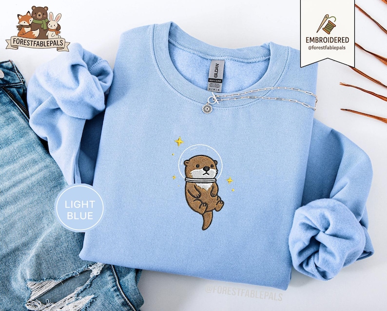 Raum Seeotter Sweatshirt, bestickter Otter Pullover, süßes kosmisches Tier Sweatshirt, Seeotter Liebhaber Geschenk, süßes Tier Sweatshirt Light Blue