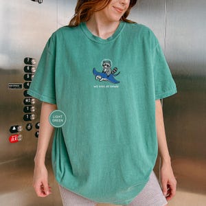 Chemise brodée de raies manta raton laveur - Nous plongeons à l'aube, chemise drôle d'animal de l'océan, t-shirt mignon de raton laveur, cadeau de la vie marine, Comfort Colors® Light Green