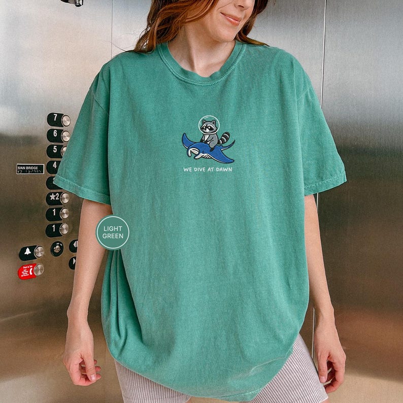 Chemise brodée de raies manta raton laveur - Nous plongeons à l'aube, chemise drôle d'animal de l'océan, t-shirt mignon de raton laveur, cadeau de la vie marine, Comfort Colors® Light Green