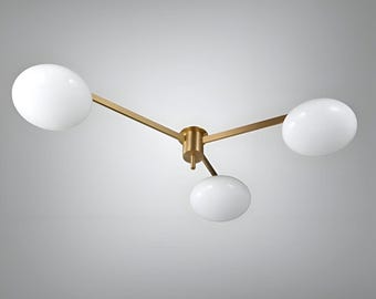 Lámpara de techo de latón de mediados de siglo con 3 globos de cristal, estilo Lelli, para comedor.