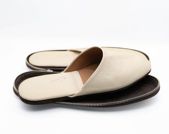 Pantuflas de viaje de piel color beige con estuche