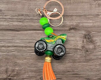 Zielony brelok z koralikami w kształcie ciężarówki Monster Truck z frędzlami