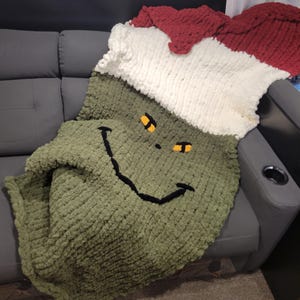 The Grinch Chunky Knit Throw Blanket (85&quot;x40&quot;)