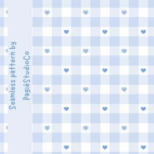 Può includere: Un motivo digitale senza cuciture con uno sfondo a quadretti vichy azzurro e bianco con piccole icone a forma di cuore ripetute. Il testo "Seamless pattern by PagiéStudioCo" è stampato verticalmente in blu sul lato sinistro dell'immagine.