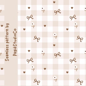 Può includere: Un motivo senza cuciture con uno sfondo a quadretti vichy beige e bianco, decorato con piccoli fiocchi marroni, margherite bianche con steli marroni e minuscoli cuori marroni. Il testo Seamless pattern by PagiéStudioCo è visibile.