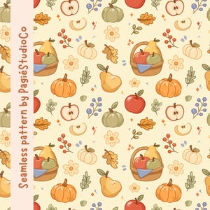 Könnte beinhalten: Ein nahtloses Muster mit Illustrationen von Kürbissen, Äpfeln, Birnen, Obstkörben, Eichenblättern, Beeren und Blumen auf cremefarbenem Grund. Der Text "Seamless pattern by PagiéStudioCo" ist vertikal auf der linken Seite aufgedruckt.