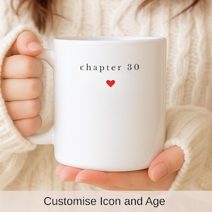 以下が含まれることがあります： 黒い文字で「chapter 30」と小さな赤いハートが描かれた白いセラミックマグ。白いセーターを着た人がマグカップを持っています。画像の下部には「Customise Icon and Age」という文字があります。