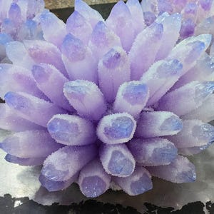 Geoda de cristal única con aura de ángel arcoíris en bruto para decoración del hogar, torre de cristal de roca, especímen mineral, geoda de cuarzo, flor de loto