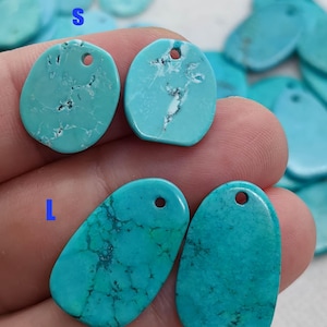 Puede incluir: Colgantes de piedras preciosas turquesas de varias formas. Los colgantes son de color turquesa vibrante con vetas naturales y un agujero para ensartar. La imagen muestra colgantes pequeños y grandes, etiquetados como "S" y "L".