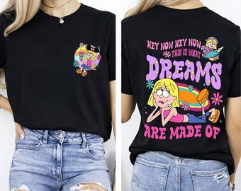 Könnte beinhalten: Schwarzes T-Shirt mit einem bunten Cartoon-Motiv auf der Vorder- und Rückseite. Die Vorderseite zeigt ein Mädchen mit Eis. Auf der Rückseite steht "Hey Now Hey Now, This Is What Dreams Are Made Of."
