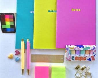 Vibrant Stationery Gift Set, Notebooks, Pens, and Gold Accents accessorires