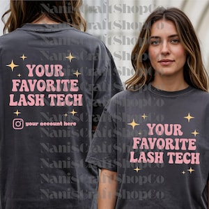 Op de afbeelding: Donkergrijs t-shirt met de roze tekst "YOUR FAVORITE LASH TECH" en gele sterren. De Instagram-handle "your account here" is ook zichtbaar. Casual stijl.