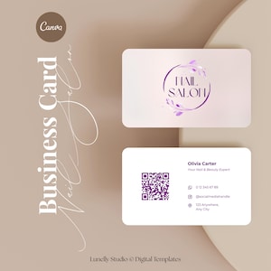 Könnte beinhalten: Visitenkarten-Design für ein Nagelstudio, mit einer weißen Karte mit abgerundeten Ecken. Die Karte enthält den Namen des Salons in Lila, Kontaktinformationen und einen QR-Code. Das Design ist vor einem neutralen Hintergrund.