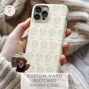Pode incluir: Capa de telefone creme com um padrão repetido de rostos de cães esboçados e o nome "Dexter" abaixo. A capa também tem o texto "CUSTOM HAND SKETCHED PHONECASE".