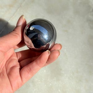 Può includere: Un set di tre tazze in ceramica con finitura opaca e macchiettata. Le tazze sono nei toni del crema, grigio chiaro e grigio scuro. Ogni tazza ha un design semplice e minimalista.