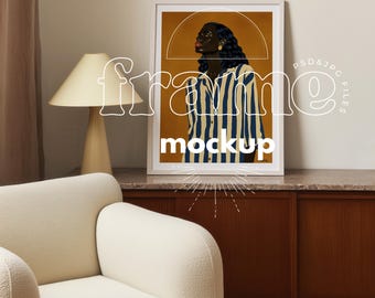 Könnte beinhalten: Ein gerahmter Kunstdruck mit einem Porträt einer Person in einem gestreiften Hemd. Das Kunstwerk hat eine warme Farbpalette mit einem senfgelben Hintergrund. Der Rahmen ist weiß, und der Text "frame mockup" ist sichtbar.