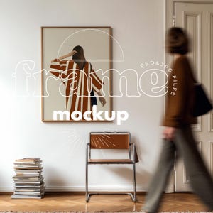 Puede incluir: Un cuadro enmarcado con una figura con una túnica a rayas, en un interior minimalista. La imagen incluye una silla, libros y el texto "frame mockup". El estilo general es moderno y artístico.