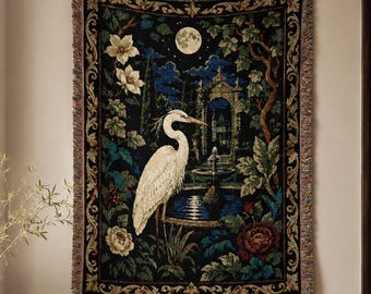 Tapeçaria de parede com garça ao luar, arte de parede com vegetação francesa, manta tecida, estilo gótico de jardim de castelo escuro, botânico, decoração de pássaros do Velho Mundo.