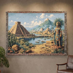Könnte beinhalten: Gewebte Tapisserie, die eine antike mesoamerikanische Stadt mit einer Pyramide, einem See und Bergen zeigt. Das Kunstwerk zeigt eine detaillierte Landschaft mit einer Statue einer Figur in traditioneller Kleidung. Die Tapisserie wird in einem Wohnzimmer an einer Wand ausgestellt.