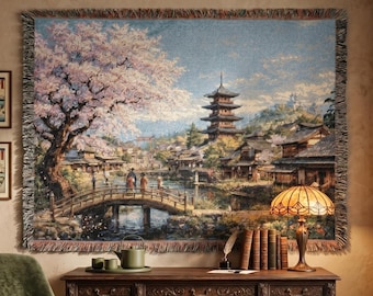 Arazzo da parete con fiori di ciliegio, arte murale con villaggio giapponese, decorazione con ponte Sakura, coperta tessuta con scena di pagoda, decorazione primaverile per stanza zen.