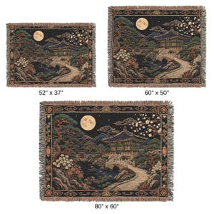 Pode incluir: Tr&ecirc;s mantas tecidas com um design detalhado de paisagem asi&aacute;tica. As mantas apresentam uma lua cheia, uma pagoda, uma ponte e &aacute;rvores. As medidas s&atilde;o 132 x 94 cm, 152 x 127 cm e 203 x 152 cm. As mantas t&ecirc;m bordas com franjas.