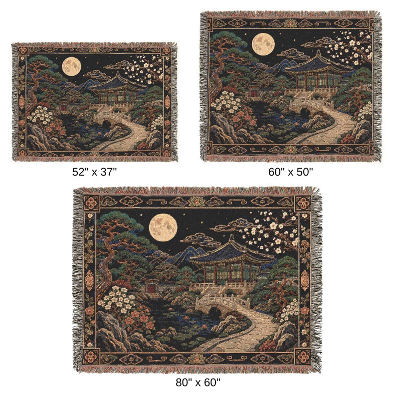 Pode incluir: Tr&ecirc;s mantas tecidas com um design detalhado de paisagem asi&aacute;tica. As mantas apresentam uma lua cheia, uma pagoda, uma ponte e &aacute;rvores. As medidas s&atilde;o 132 x 94 cm, 152 x 127 cm e 203 x 152 cm. As mantas t&ecirc;m bordas com franjas.