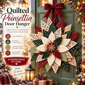 Op de afbeelding: Een gewatteerde poinsettia deurhanger met 42 stoffen bloemblaadjes in rode, groene en crèmekleurige patronen, gecentreerd met een gouden sneeuwvlokknop. De tekst luidt Quilted Poinsettia Door Hanger, PDF Pattern, Instant Download, Step-by-Step Instructions.