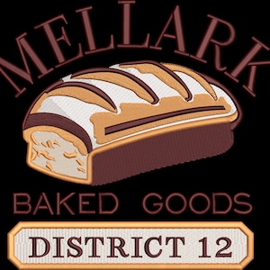 Puede incluir: Un diseño bordado sobre un fondo negro presenta la palabra "MELLARK" arqueada sobre una hogaza de pan. Debajo, "BAKED GOODS" y "DISTRICT 12" se muestran en una pancarta rectangular, todo en un color marrón cálido.